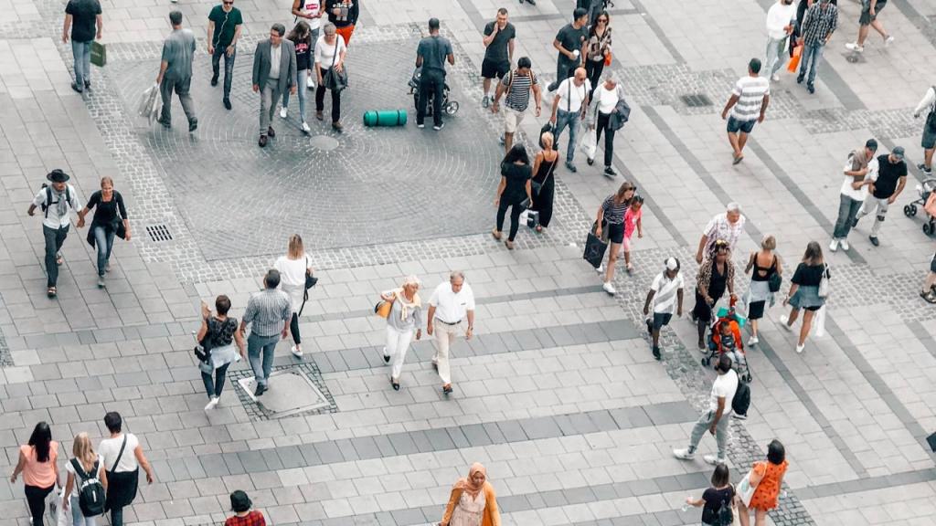 pessoas a passearem de um lado para o outro