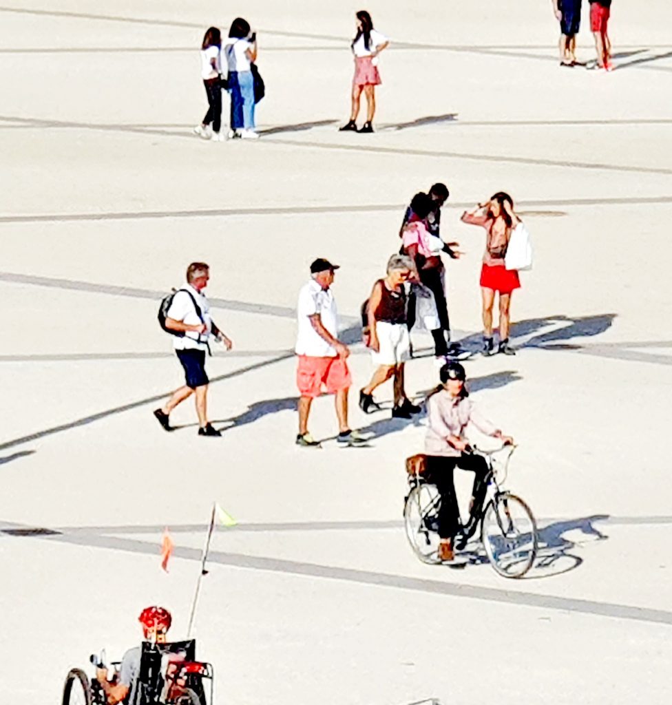 praça de portugal, turistas e pessoas portuguesas a passearem